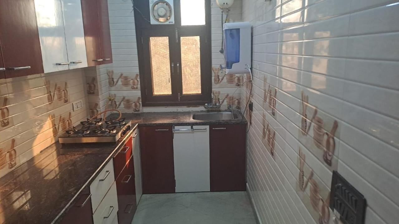 Short Apartment *